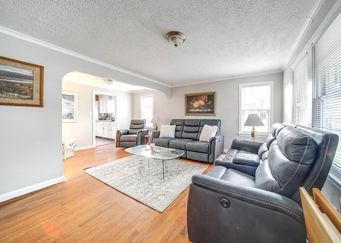Walk To Lake Erie And Beach Access Home With Deck!