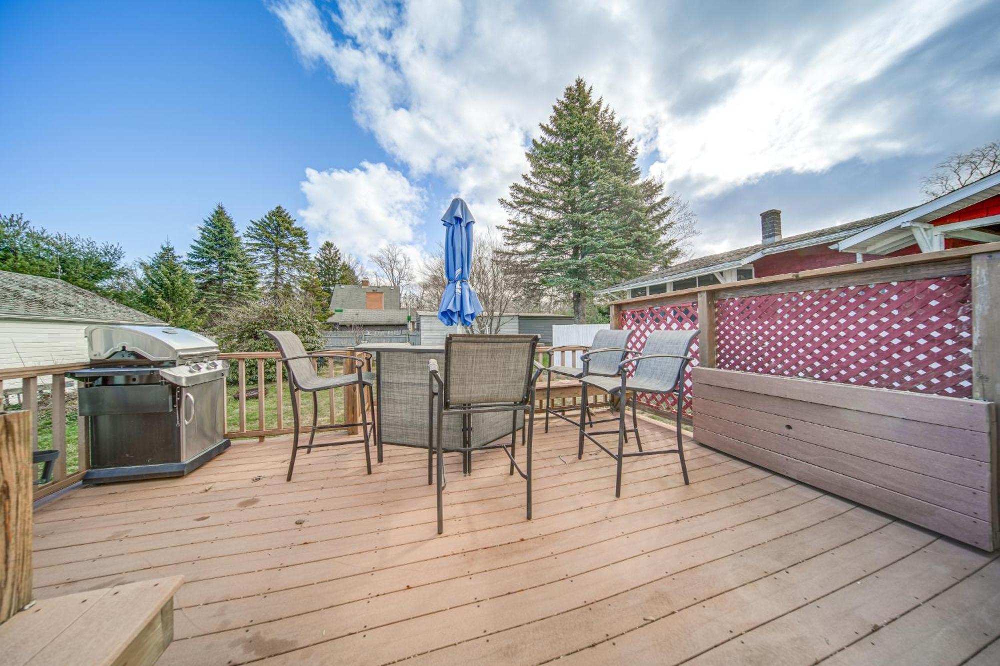 Walk To And Access With Deck! * Erie