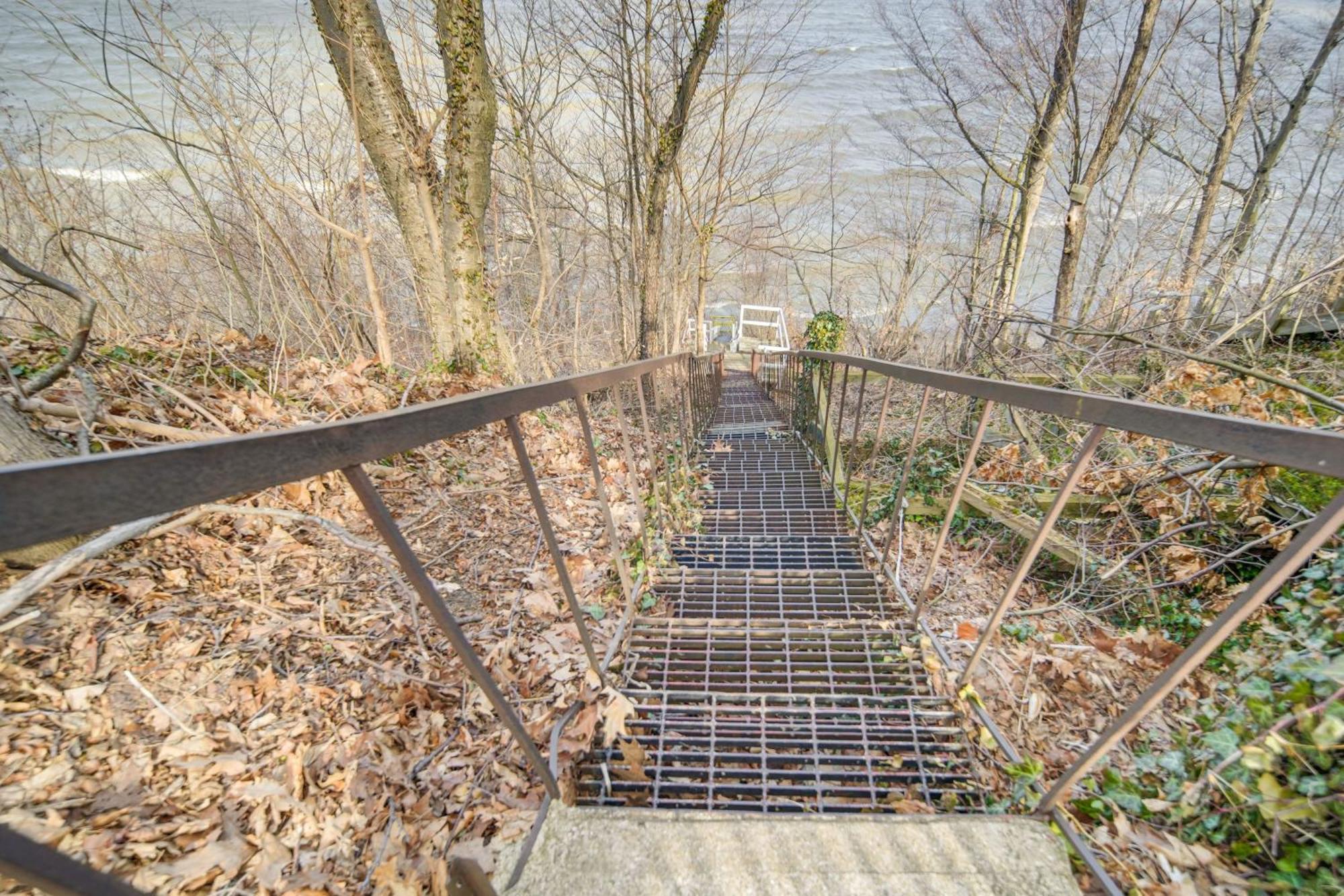 Walk To And Access With Deck! Holiday home