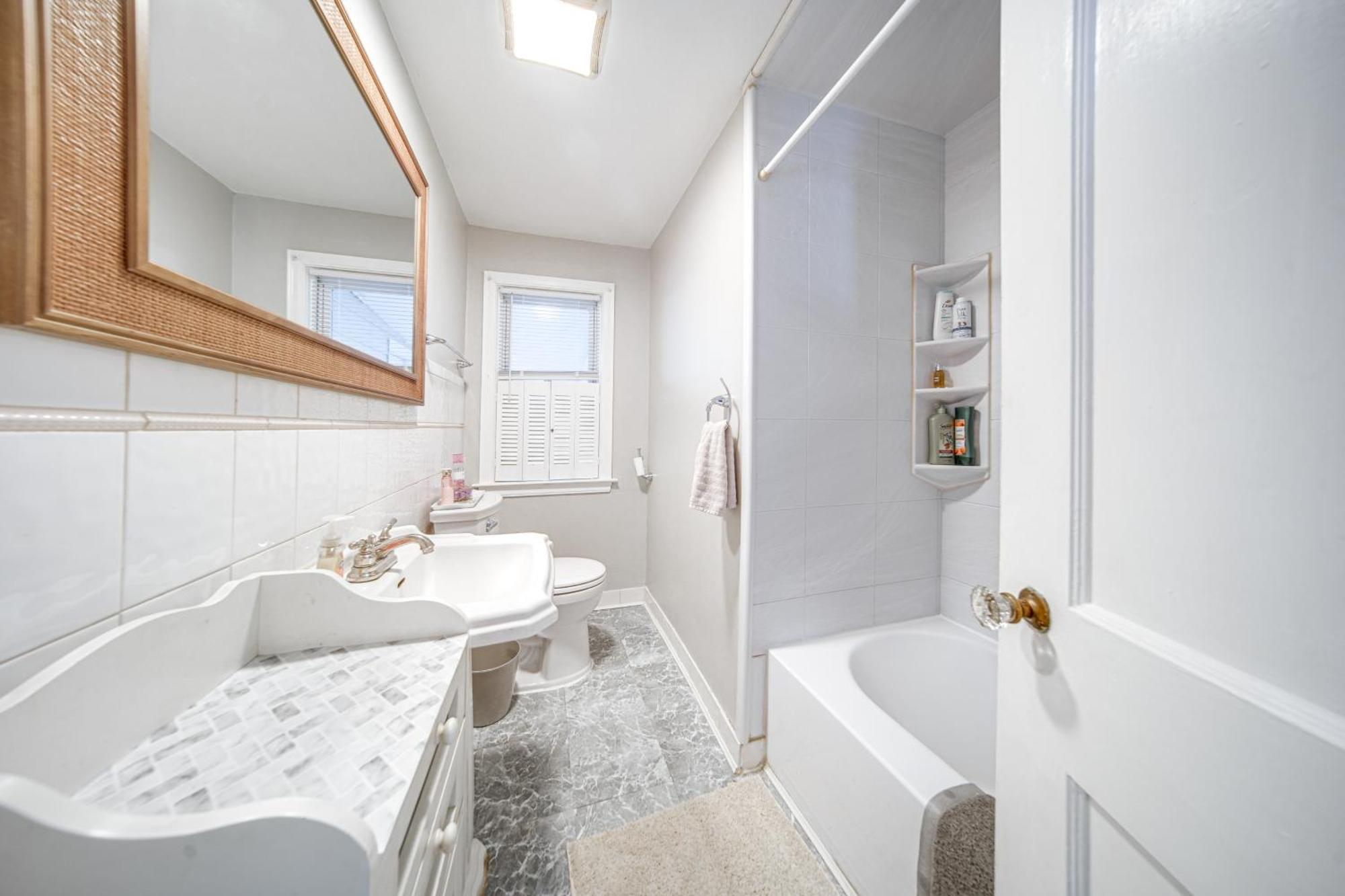 Walk To And Access With Deck! Holiday home Erie