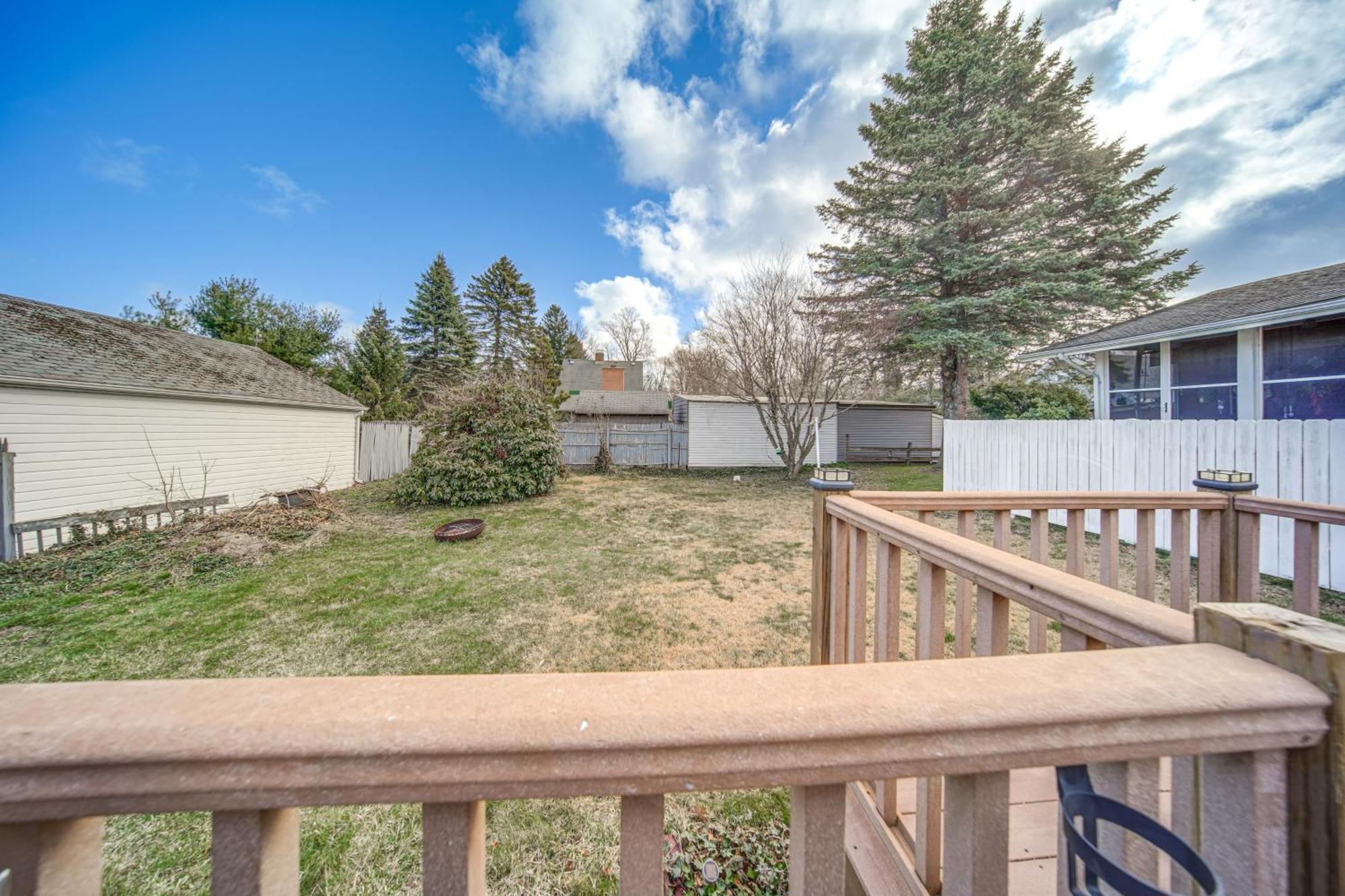 Walk To And Access With Deck! Holiday home Erie