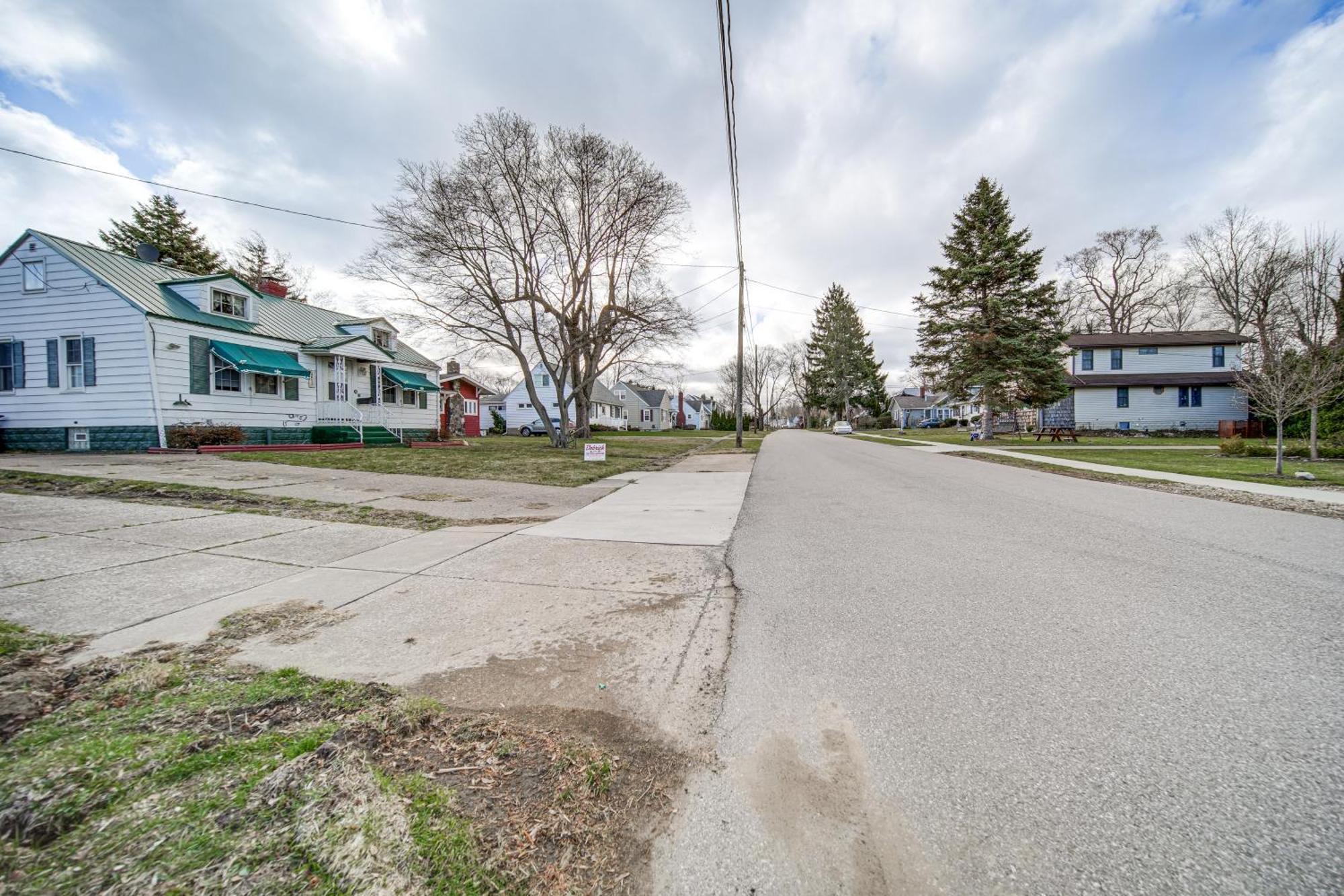 Walk To And Access With Deck! Erie