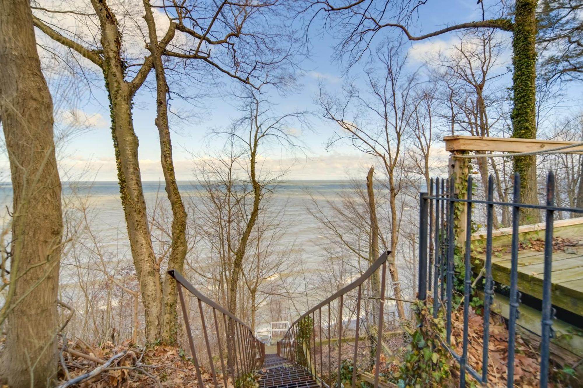 Walk To And Access With Deck! Holiday home Erie
